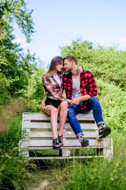 Romantik duygular. Parkta bir kızla bir adam. Birbirine aşık çiftler. Damalı moda. Aile hafta sonu. Romantik randevu. Sevgililer günün kutlu olsun. Ormanda yaz kampı. Çift dışarıda bankta rahatlar. Aşk öpücüğü