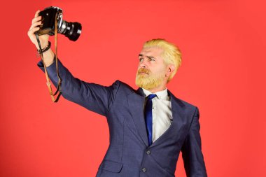 Şık ve eski moda. İçerik yaratan. Neşeli sakallı hippi fotoğrafçı. Kameralı eksantrik bir fotoğrafçı. Elle ayarlar. Sakallı bir fotoğrafçı. Klasik tarz eğilimi