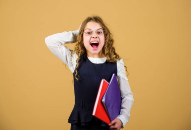 Bilgi ve eğitim. Okula dönelim. Günlük notları için not defteri. Ders çalışmak. Kağıt klasörlü küçük bir kız. Ev ödevi. Stresli küçük kız öğretmen olmak istiyor. Okul işleri.