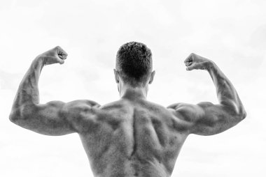 Başarıya ulaşmak. Başarılı atlet. Zafer ve başarı. Şampiyon ve kazanan kavramı. Spor motivasyonu. Başarıyı kutlayan adam. Bodybuilder güçlü kas sırt güçlü ve üstün duygu