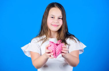 Aşk konsepti. Sevimli kız kalp oyuncağı gösteriyor. Aşkın kalp sembolü. Sevimli kız mutlu yüz, mavi kalp geçmişi var. Sevgililer Günü 'nü kutlayalım. Bayram dekoruna bayılırım. Kalbimle oynama.