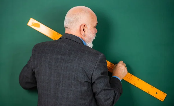 Que sucesso em matemática. Explore diferentes assuntos e disciplinas. Homem tutor quadro fundo. Professor maduro compartilhar conhecimento. Conhecimento dos caules. Conceito de conhecimento. Investigação e investigação — Fotografia de Stock