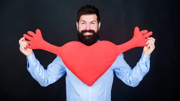 Homem barbudo hipster abraçar coração. Fazê-lo sentir-se amado todos os dias. Celebre o dia dos namorados. Um tipo com barba e bigode apaixonado e romântico. Sentir amor. Namoro e relações conceito. Feliz no amor — Fotografia de Stock