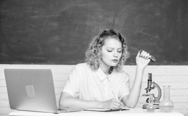 Moleküler modifikasyonları araştırın. Dizüstü bilgisayarı ve mikroskobu olan öğrenci kız. Üniversite öğrencisi veya okul öğretmeni. Okula geri dön. Okul laboratuarı. Eğitim için yazılım. Mikrobiyoloji çalışması