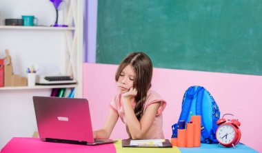 Kız dizüstü bilgisayar. Küçük çocuk defter kullanıyor. Dijital teknoloji. İnternette sörf yapmak. Programlama dili. Kişisel blog. Blog yazma hobisi. Web tasarımı üzerine çalış. Programlama kursları