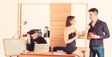 Günü şarj etmek için öğle yemeği. İki iş arkadaşı öğle yemeğinde çay ya da kahve içiyor. İş ortakları yemek molasında konuşurken kızgın meslektaşlar arka planda çalışıyor. Genç meslektaşlar öğle yemeği sırasında konuşuyor.