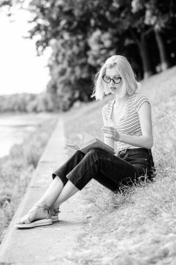 Edebiyat. roman yazarından esinlenerek. ilginç bir hikaye. Rahatlayın ve yeni bilgiler alın. kitap açık öğrenci kız. parkta kitap okuyan bir kadın. okumak benim hobim. Yaz çalışması