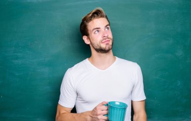 ilham araması. Günaydın. Okula dönüyorum. Eğitim için enerji ve ilham. Okul öğretmeninin kahve molasına ihtiyacı var. Karatahtadaki adam kahve içer. Sınıftaki öğrenci. Dinlenme zamanı.