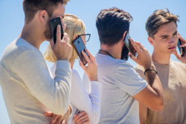 Cep telefonu. Sohbet ve tartışma. Proje tartışıyoruz. İletişim araçları. Cep telefonu sohbeti. Arkadaşlar arka planda sohbet ediyorlar. Mobil iletişim. Akıllı telefonları olan insanlar