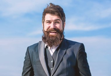 İş adamı gökyüzüne karşı. Sakallı adam. bıyıklı vahşi kafkas hipster. Gelecekteki başarı. Çevik iş. Kendine güvenen bir iş adamı. başlangıç iş. resmi moda. Sakallı olgun hipster