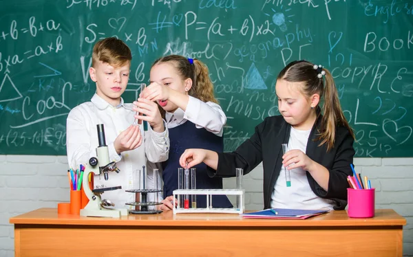 소년 소녀들은 화학 실험을 좋아 합니다. 유기 화학은 탄소를 포함하는 화합물을 연구하는 학문이다. 흥미 로운 화학이죠. 화학 반응의 기본. 집단 학생들은 학교에서 화학을 공부 한다 — 스톡 사진