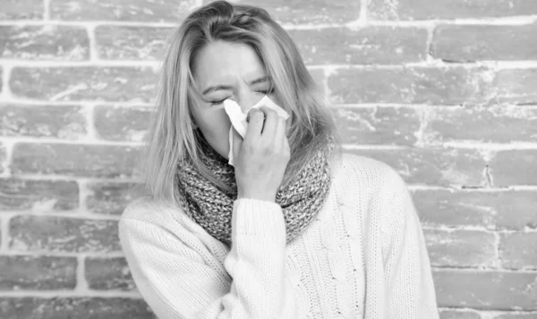 Espirro sem parar. Menina bonita espirrando de vírus influenza sazonal. Mulher bonito pegou frio nasal ou rinite alérgica. Uma mulher doente a assoar o nariz no guardanapo. Sofre de gripe ou alergia — Fotografia de Stock