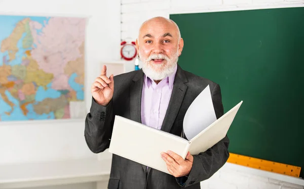 Educación formal. Clásicos temas de aprendizaje. Mejorar las habilidades de enseñanza. Pedagogo maduro. La enseñanza ha cambiado en los últimos años. Un tutor barbudo en clase. Enseñar es pasión. Tarea principal en la enseñanza —  Fotos de Stock