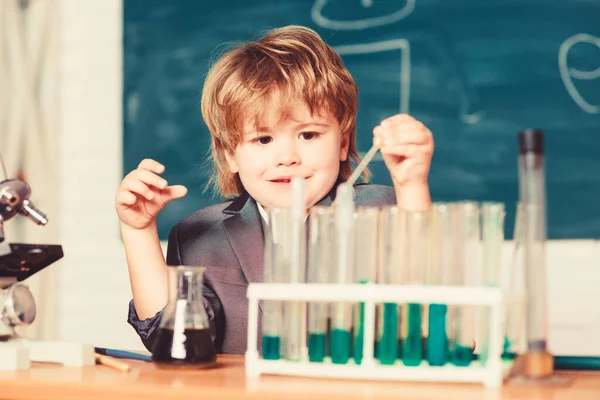 Kid studie kemi. Bioteknik och farmaci. Geni elev. Kemisk analys. Vetenskaps koncept. Wunderkind experimenterar med kemi. Pojke använda Mikroskop provrör kemi skolan klassrum — Stockfoto