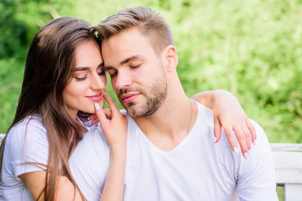 Ik hou van je, teder. Verliefd stel. Huid en haarverzorging. Familieweekend. Romantisch afspraakje. Meisje met jongen in het park. Schoonheid en mode. Fijne Valentijnsdag. Zomer vibes. paar ontspannen buiten. Gevoeligheid — Stockfoto