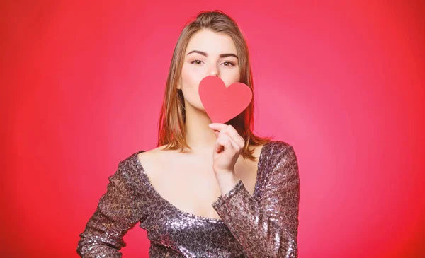 Concepto de obsesión. Chica adorable modelo de moda maquillaje cara celebrar tarjeta de San Valentín corazón. Amor a primera vista. Mujer en vestido elegante sostienen el amor símbolo. Enamórate. Humor romántico. Chica enamorada citas —  Fotos de Stock