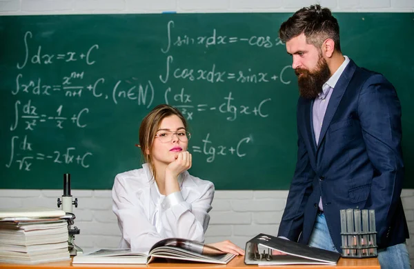 Educación y formación. Pareja en la escuela para la educación de adultos. Trabajador de la educación sexy y hombre barbudo. Entrenamiento en clase. Un gran lugar para la educación — Foto de Stock