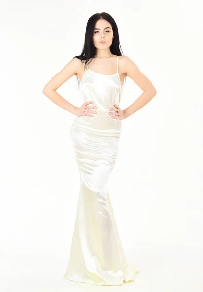 Κομψό ντυσίματα. Κορίτσι με σκεπτικό πρόσωπο με χαριτωμένο φόρεμα. Μόδα μοντέλο φοράει ακριβό μοντέρνο βραδινό φόρεμα ή νυφικό. Γυναίκα σε κομψό λευκό φόρεμα με μακριά μαλλιά, λευκό φόντο — Φωτογραφία Αρχείου