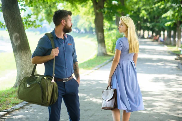 Чоловік з бородою і блондинкою перестав знайомитися . — стокове фото