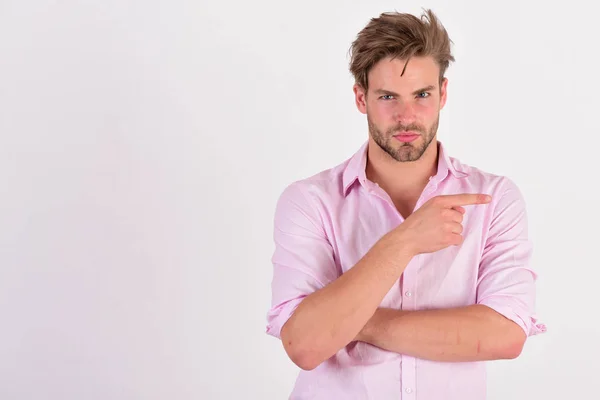 Concepto de masculinidad y elección. Chico con cerdas en camisa rosa — Foto de Stock