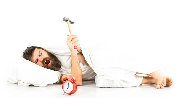 Az üvöltő arcú fickó kalapáccsal veri az ébresztőórát.. — Stock Fotó
