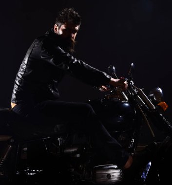 Bisikletçileri eğlence kavramı. Maço, vahşi Motorcu deri ceket sürme motosiklet gece zaman, kopya alanı. Sakallı, motorcu karanlık, siyah arka planda motorlu bisiklet üzerinde oturan deri ceketli adam.