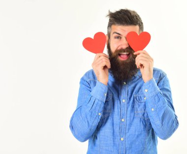 Aşk kavramında mutluyuz. Aşık sakallı adam