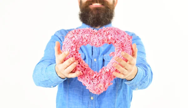 Bell'uomo barba con San Valentino Cuore in mano isolato — Foto Stock