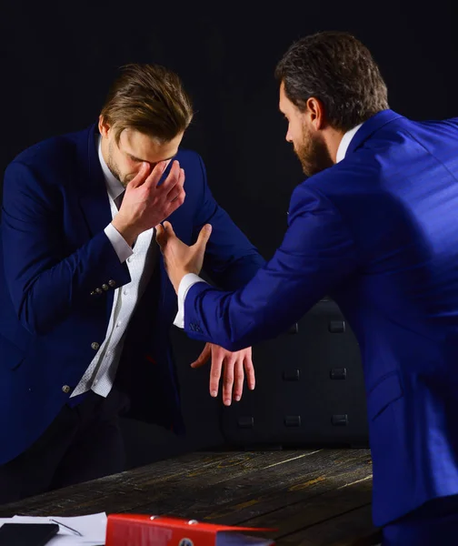 Jefe y empleado hablando en la reunión de negocios sobre fondo negro . — Foto de Stock