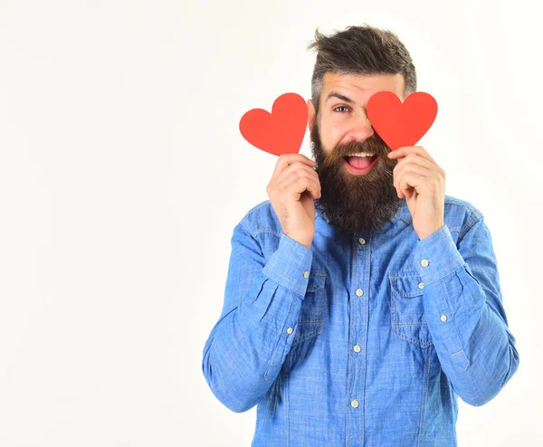 Счастлив в любви концепции. Человек с бородой влюблен — стоковое фото