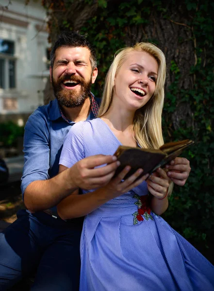 Mädchen mit glücklichem Gesicht hält altes Buch in der Hand. — Stockfoto