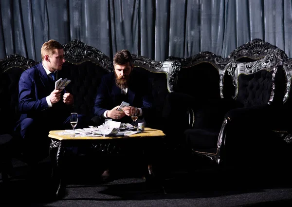 Concepto de trato ilegal. Hombres de traje, hombres de negocios se sientan — Foto de Stock