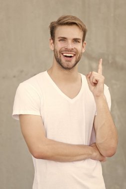 Maço adama ilham verdi. Yaz erkek modası. Bir fikri var. Tıraşsız bir adam stil sahibi bir saç stili. Sakallı adam gündelik tarzda. Erkek güzelliğinin portresi. Genç, seksi, gri arka plan. ilham kavramı