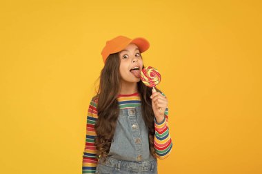 Şeker diyeti. Tatlı şeker. Benim tarzım renklidir. Gökkuşağının tüm renkleri. Parlak bir hayat. Mutlu çocukluk. Çocuk şık modern çocuk lolipop şeker yalama. Tatlılar ve tatlı konsepti. Şekerile mutlu çocuk