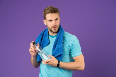 Vücut sıvısı. Harika bir egzersizden sonra vitamin içeceğini tazeliyorum. Erkek atletik tutucu su şişesi. Yakışıklı sporcu su içer. Su dengesi. Daha iyi bir yaşam için spor. Susamış adam. Sporcu şişesi