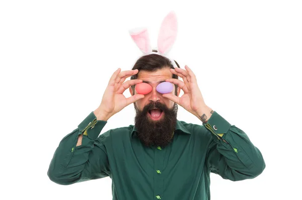 Κύριε Μπάνι Χοπ. Hipster κρατήσει τα αυγά ως γυαλιά. Το πασχαλινό λαγουδάκι φέρνει αυγά. Ο γενειοφόρος φοράει αυτιά κουνελιού. Αστείο λαγουδάκι. Άνοιξη και γονιμότητα. Αυγό τροχαίο. Γιορτή του Πάσχα — Φωτογραφία Αρχείου