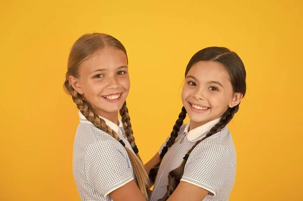 Amigos felizes no fundo amarelo. beleza da moda. felicidade infantil. conceito de irmandade. meninas pequenas em uniforme escolar retro. crianças em estilo vintage. À moda antiga. estamos juntos. — Fotografia de Stock