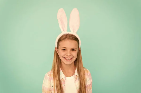 E 'spuntata la primavera. Accessori moda per la festa in costume pasquale. Carina la ragazzina con la fascia per le orecchie da coniglietto. Bambina in stile coniglietto pasquale. Guardando bella in abbigliamento coniglietto pasquale — Foto Stock