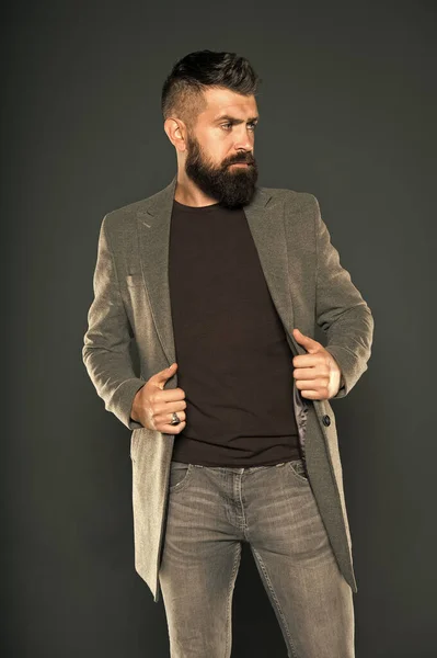 Su larga barba funciona bien. Hombre barbudo con bigote elegante y forma de barba. Hipster sin afeitar con pelo de barba texturizado fondo gris. Caucásico chico con barba desgaste casual estilo — Foto de Stock