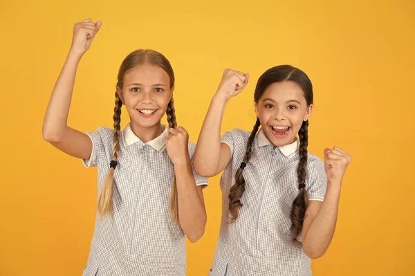 Feiern den internationalen Kindertag. Bereich der Kinderrechte erstreckt sich auf die Bereiche Recht Politik Religion Moral. Kinder Schwestern Freunde. Mädchen glückliche Gesichter. Unterschied zwischen Kinder- und Jugendrechten — Stockfoto