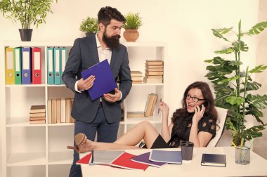 Önemli bir konuşma. İletişim sorunu. Telefonla onun dikkatini çekmek için yarışıyor. İş arkadaşı konuşmaya çalışırken kadın patron telefon ediyor. Meşgul bayan. Telefon görüşmeleri. Mobil bağımlısı