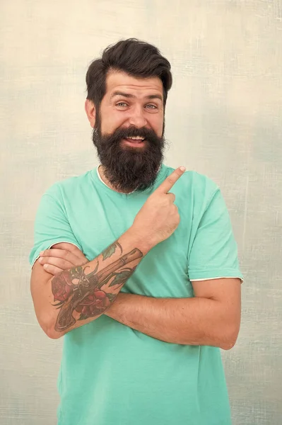 Kapper en kapper. Baard man met een stijlvolle snor. Kapper concept. Mannelijkheid en wreedheid. Blijf uit de buurt van parabenen siliconen kunstmatige kleuren. Hipster kapper. Kapperssalon — Stockfoto