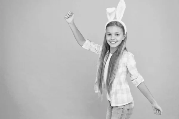 没有复活节兔子, 任何复活节派对都是不完整的。复活节派对的时尚配饰。复活节兔子风格的小女孩。可爱的小女孩戴兔子耳朵头带。看起来又漂亮又可爱 — 图库照片