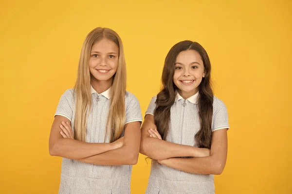 Stile vintage. bambine in uniforme retrò. alla vecchia maniera. Torniamo a scuola. bellezza felice con i capelli lunghi. infanzia felice. salute dei capelli castani e biondi. sorellanza. Migliori amici. Perdita di capelli — Foto Stock