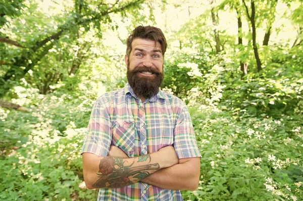 Amante della natura emotiva. Uomo barbuto hipster sfondo alberi verdi. Guy rilassarsi nella natura estiva. Uomo bello barba e baffi nella foresta estiva. Concetto vacanza estiva. Uniti con l'ambiente — Foto Stock