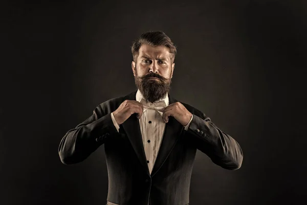 Bearded man with bow tie. Well dressed and scrupulously neat. Hipster formal suit tuxedo. Difference between vintage and classic. Official event dress code. Classic style. Menswear classic outfit — Stock Photo, Image