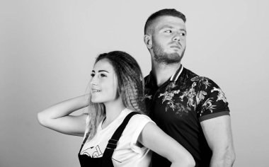 Şirin ve tatlı bir ilişki dünyadaki her kızın rüyasıdır. Birbirine aşık bir çift. Birkaç gol konsepti. Romantik ilişkiler. Erkek ve kadın bej arka plan. Aile sevgisi. Çiftler çıkıyor. Güven ve destek