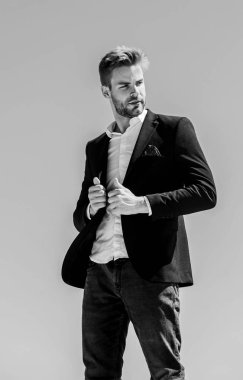 Dünyanın tepesinde. Sakallı hippi. İşadamı mavi gökyüzüne karşı. Gelecekteki başarı. Erkek modası. Sakallı adam. Başarılı bir iş adamı. Yakışıklı adam takım elbise giyiyor. Genç girişimci iş adamı