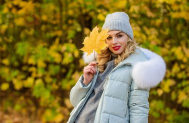 Zihnini boşalt. Parkta boş zaman. Kız yaprakların arasında rahatlıyor. Hoş bir spor takım. Kabarık ceketli spor kız. Rahat giysiler giy. Sonbahar güzelliği terk eder. Sıcak kıyafetler sonbahar mevsimi. Şapkalı kadın.