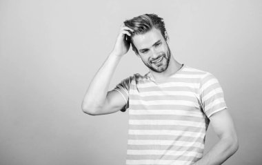 Yaz modası. Tıraşsız öğrenci. Erkek modası ve güzellik. Mükemmel kaslı adam görünüşü. Moda tişörtlü adam. Erkek manken. Gündelik stilde seksi maço. saf duygu